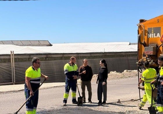 El alcalde y la edil supervisan los trabajos en La Mojonera.