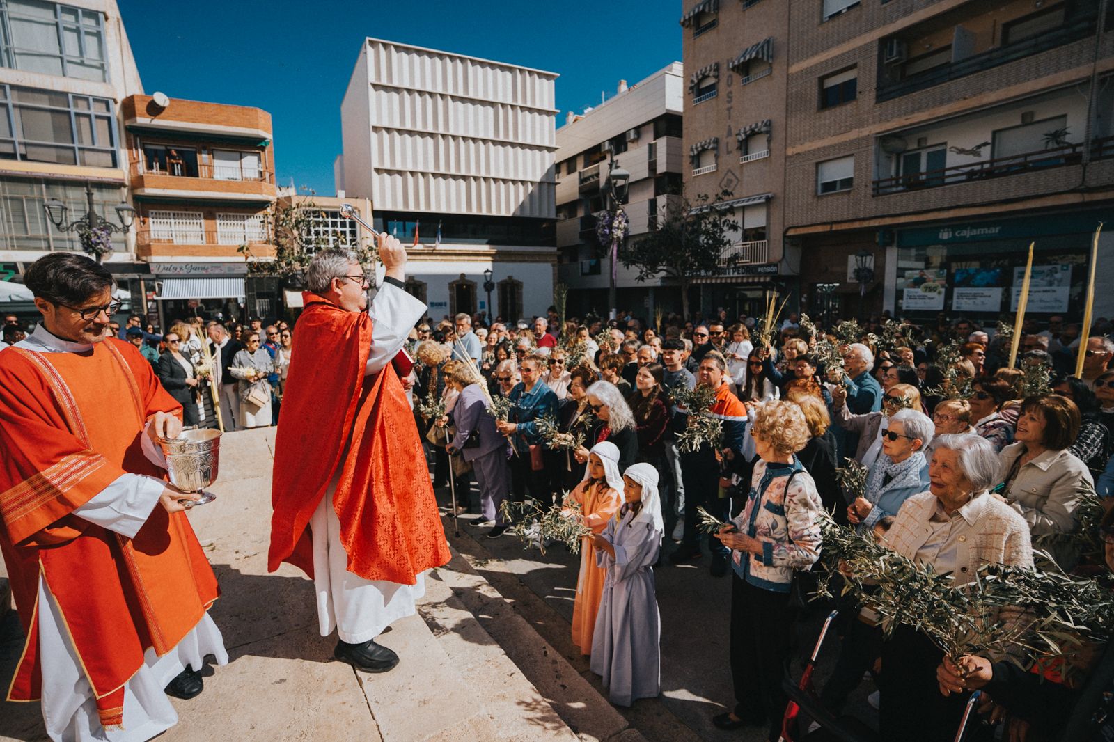 Roquetas ve pasar La Borriquita por sus calles