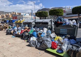 Basura amontonada en la Avenida Pedro Muñoz Seca de Aguadulce en la huelga de Semana Santa de 2025.