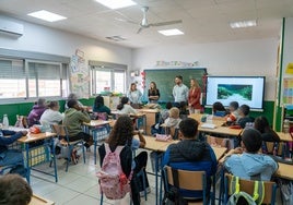El alumnado aprende la importancia de preservar este ecosistema marino y adoptar hábitos responsables.
