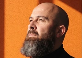 El autor del libro, Jon Détaro, en una pose reflexiva.