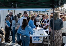 Una gran cantidad de vecinos asisten a a este espacio de Roquetas.