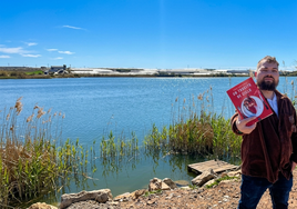 Miguel Ángel Santiago, en la Balsa del Sapo, de Las Norias de Daza (El Ejido).