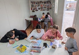 Niños realizando actividades.