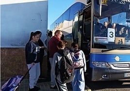 Escolares esperan un autobús.