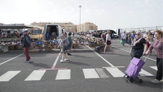Abre el plazo para pedir puestos vacantes en el mercadillo semanal de los jueves en Roquetas