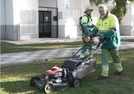 Trabajos de jardinería en la barriada.