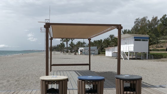Roquetas finaliza la instalación de zonas de sombra en playas municipales