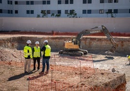 El alcalde de Roquetas de Mar, Gabriel Amat, visita las obras ubicadas en la calle Antonio Pintor.