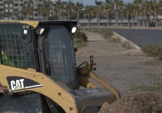 Un vehículo se encarga de diversas labores en el municipio.