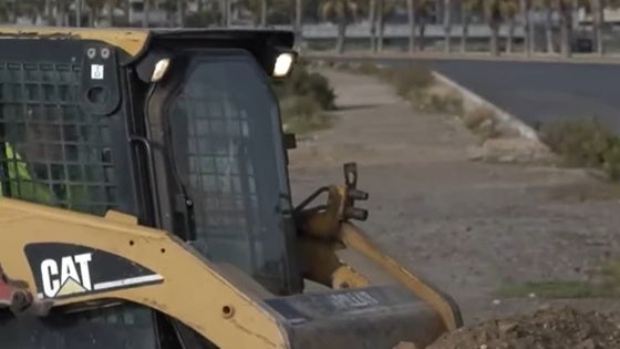 Roquetas realiza trabajos de accesibilidad en una parada del bus turístico
