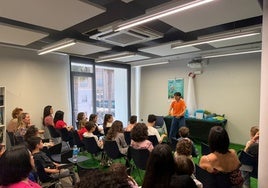 La narradora Paula Mandarina.