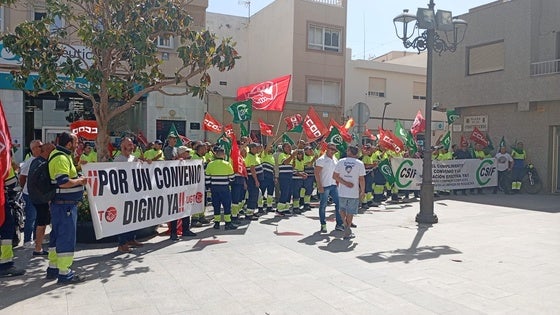 Protestas de trabajadores de Urbaser ante el Ayuntamiento de Roquetas