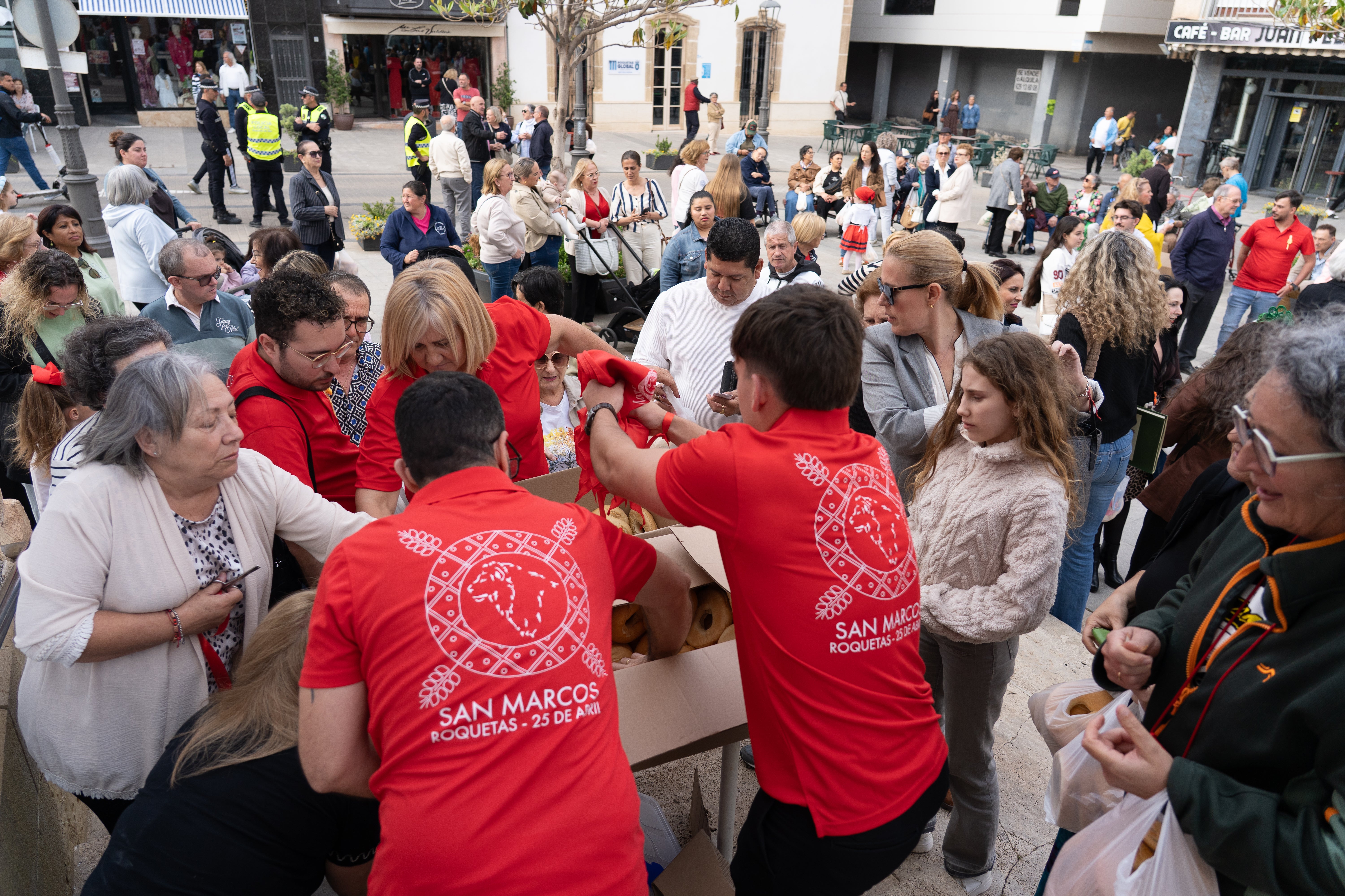 San Marcos recorre en procesión las principales calles de Roquetas, en imágenes