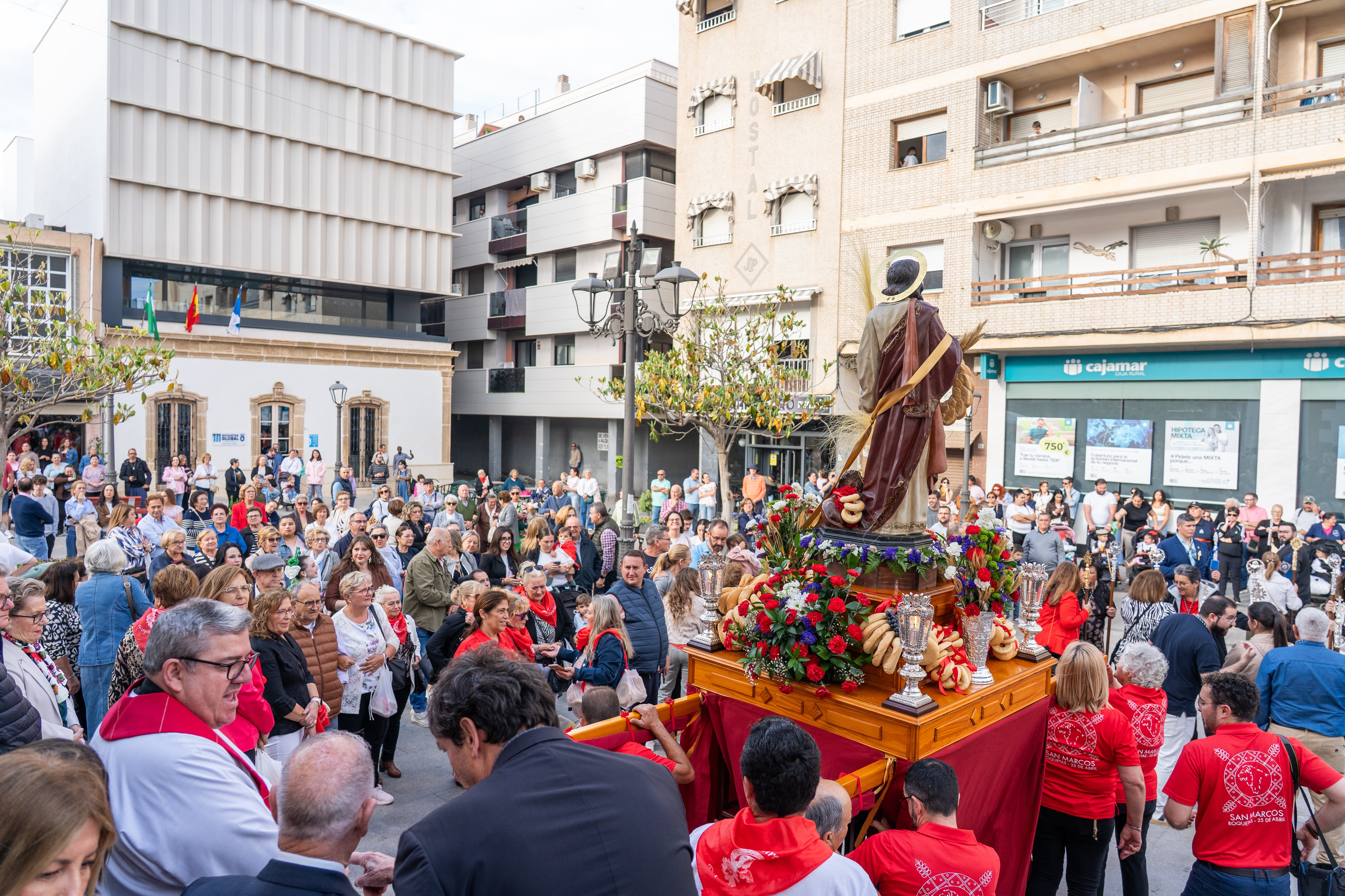 San Marcos recorre en procesión las principales calles de Roquetas, en imágenes