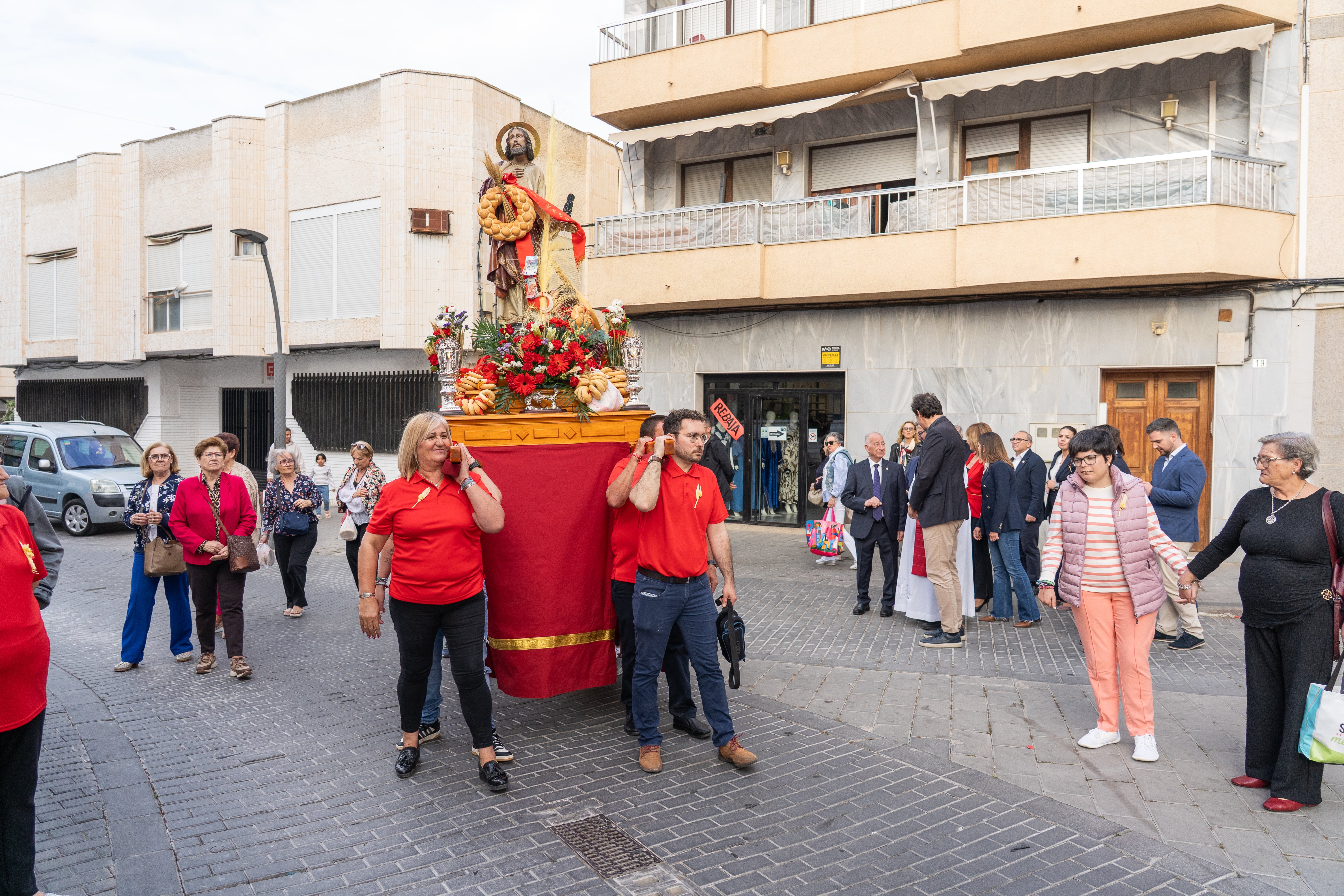 San Marcos recorre en procesión las principales calles de Roquetas, en imágenes