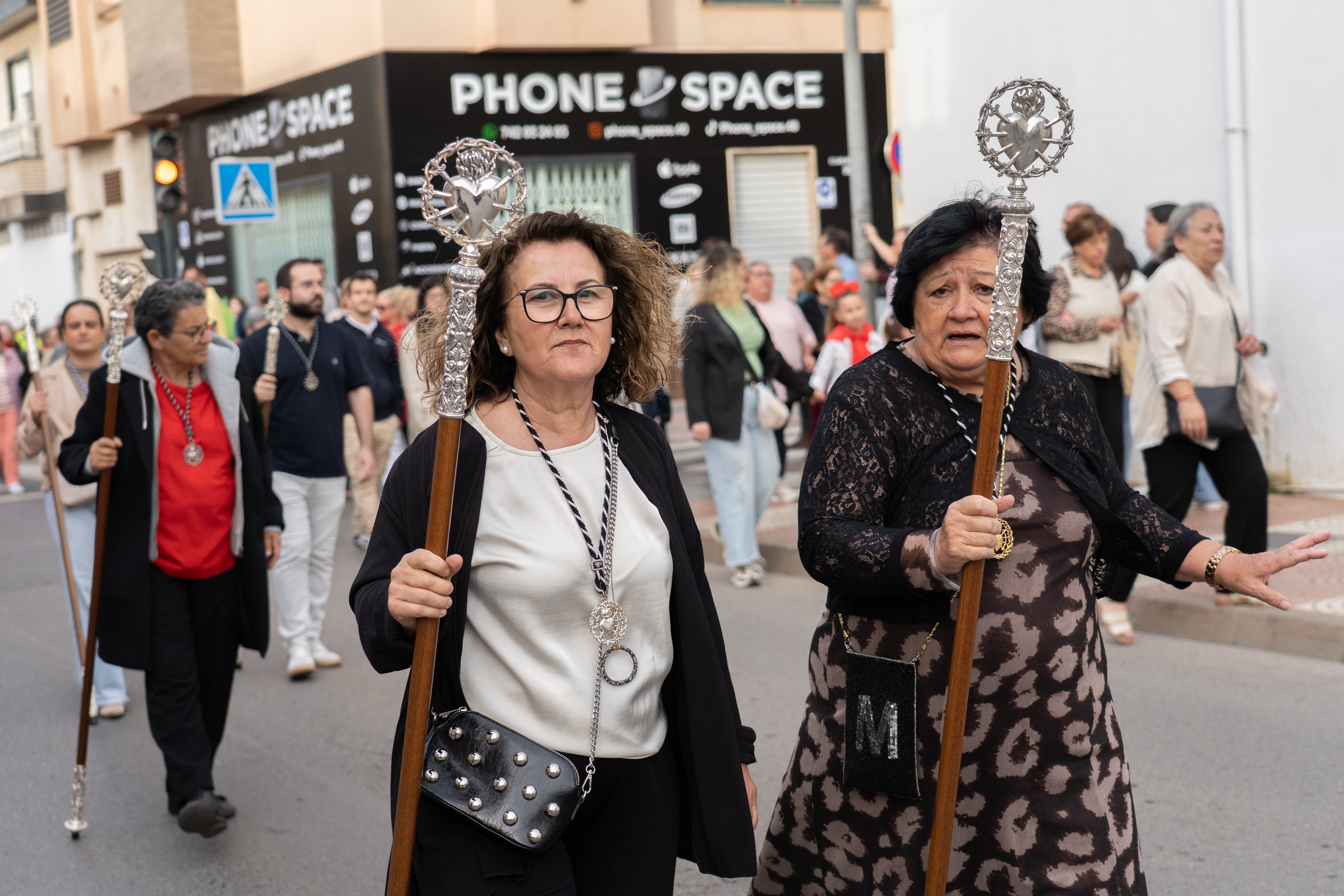 San Marcos recorre en procesión las principales calles de Roquetas, en imágenes
