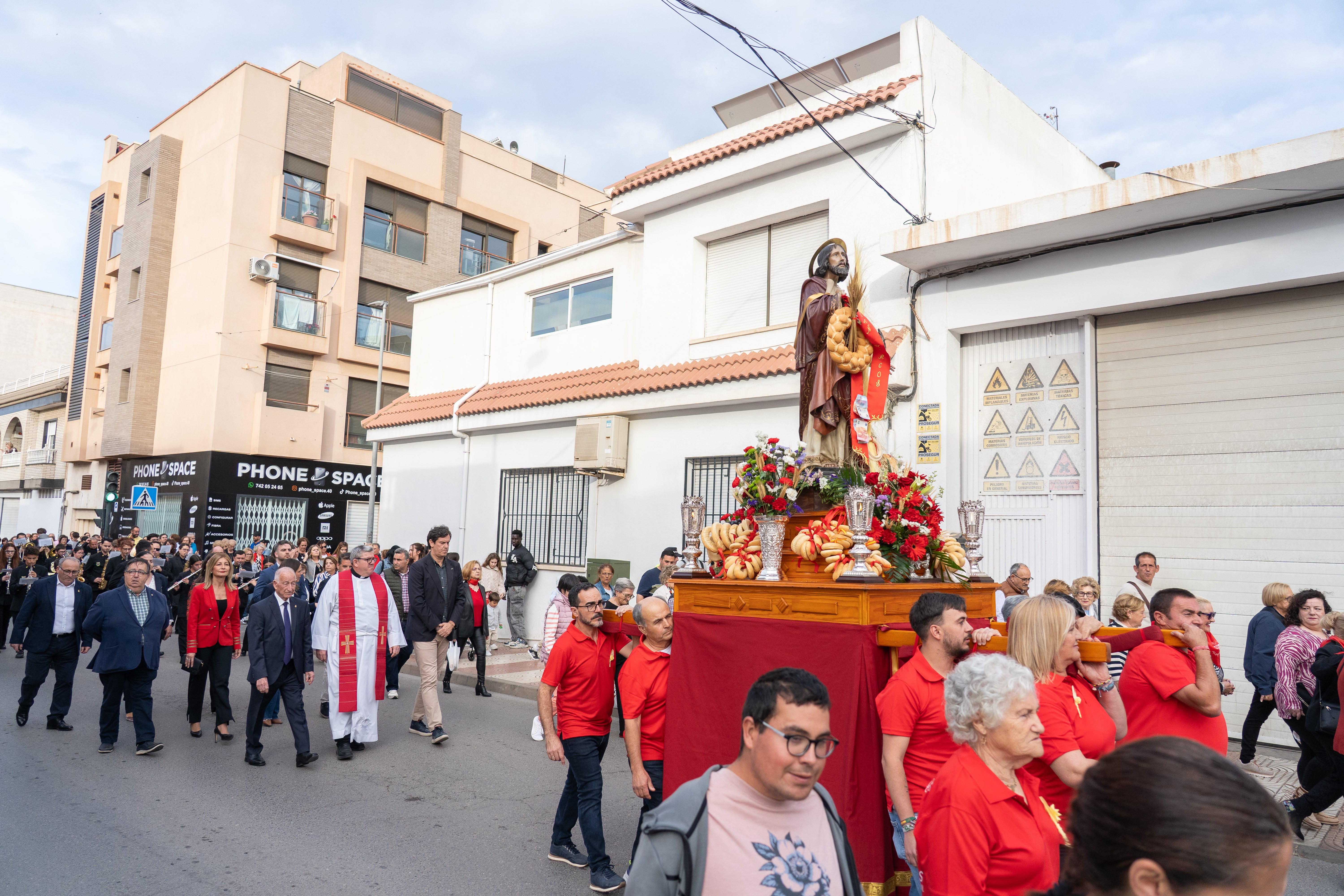 San Marcos recorre en procesión las principales calles de Roquetas, en imágenes