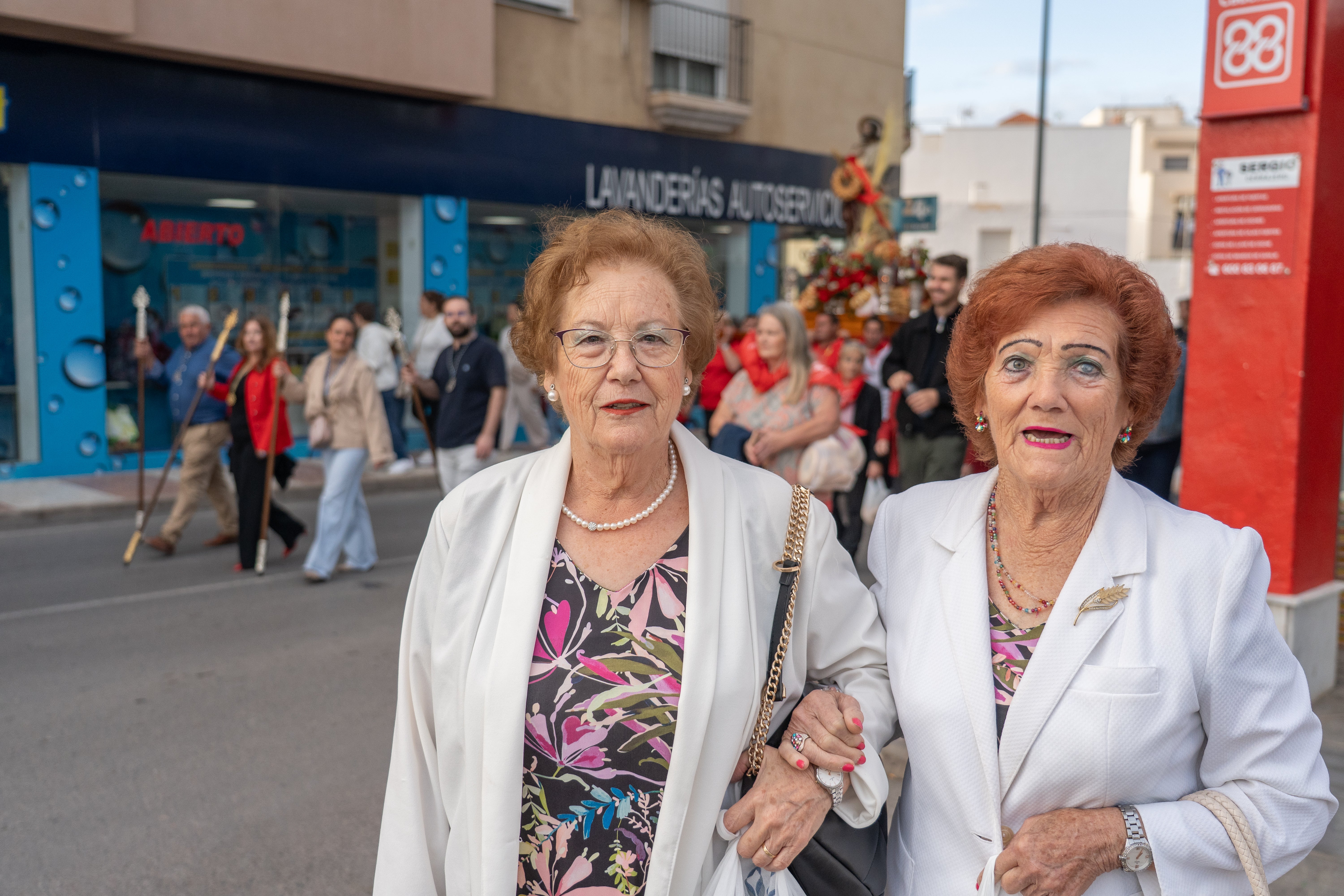 San Marcos recorre en procesión las principales calles de Roquetas, en imágenes