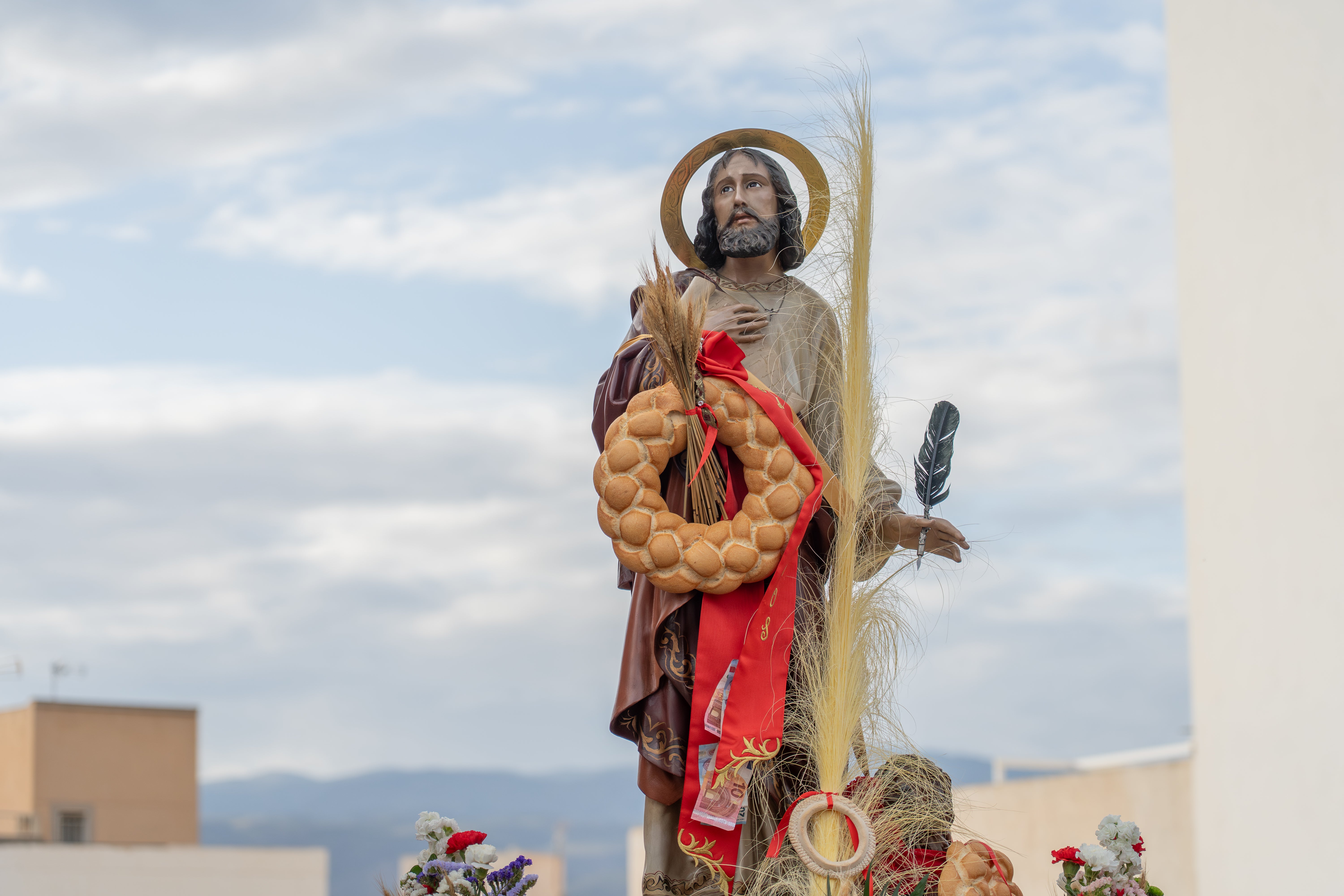 San Marcos recorre en procesión las principales calles de Roquetas, en imágenes