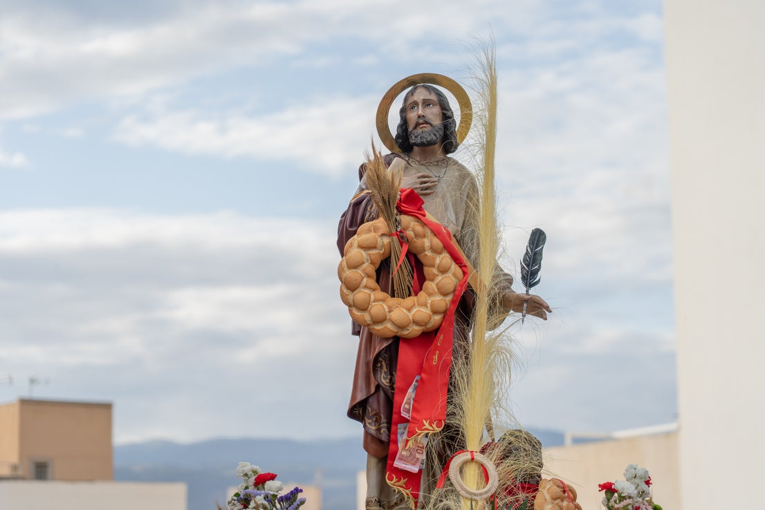 San Marcos recorre en procesión las principales calles de Roquetas, en imágenes