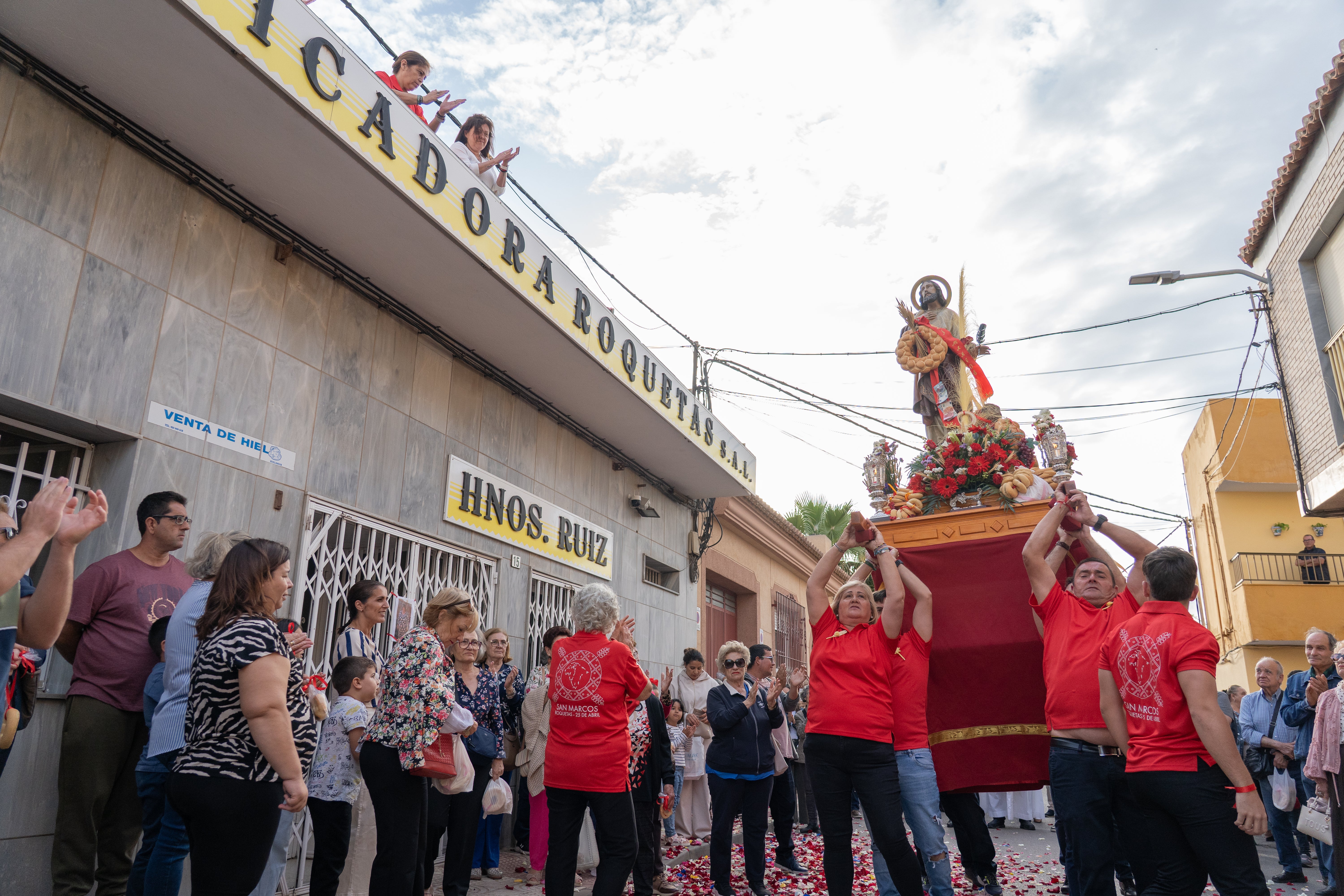 San Marcos recorre en procesión las principales calles de Roquetas, en imágenes