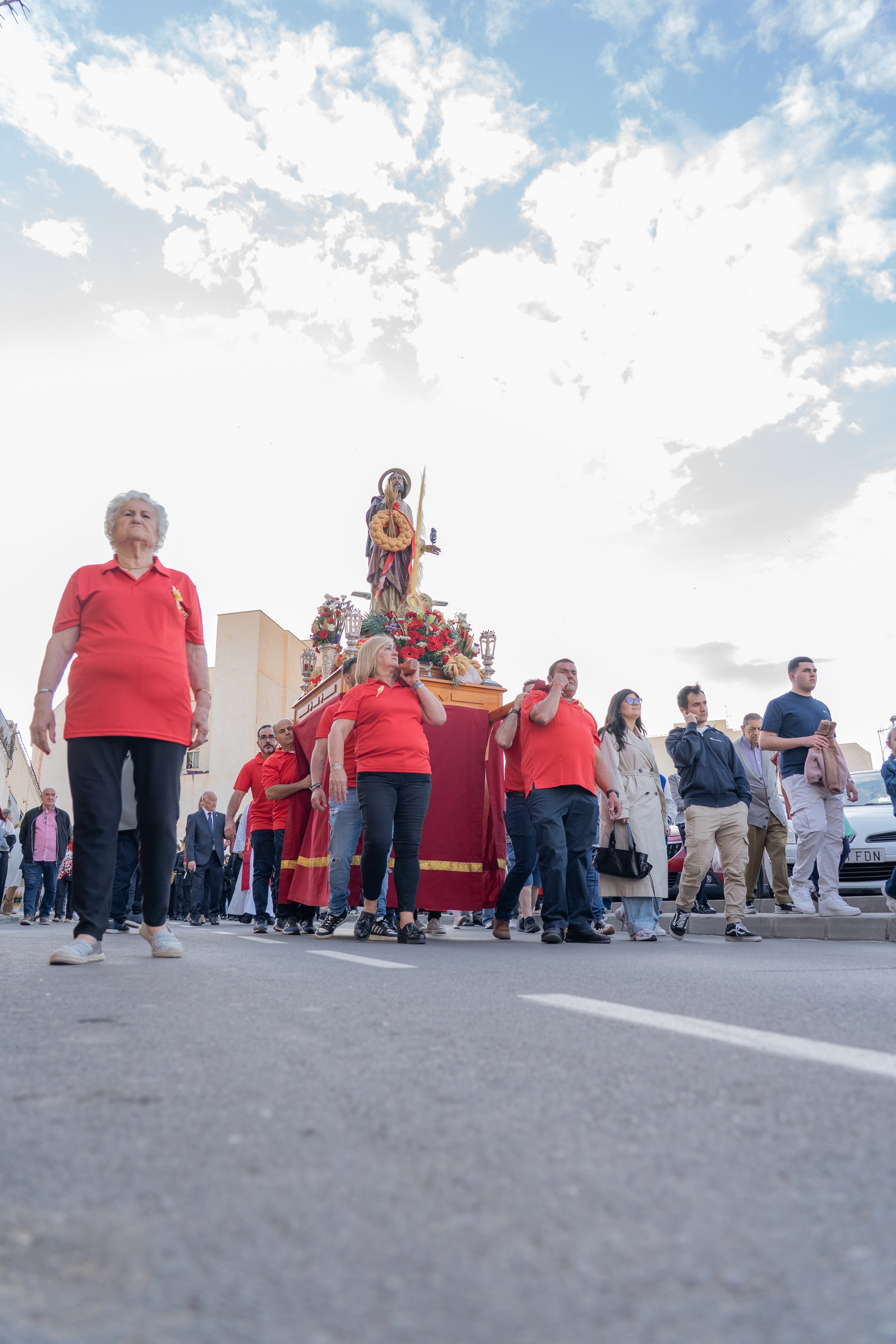 San Marcos recorre en procesión las principales calles de Roquetas, en imágenes
