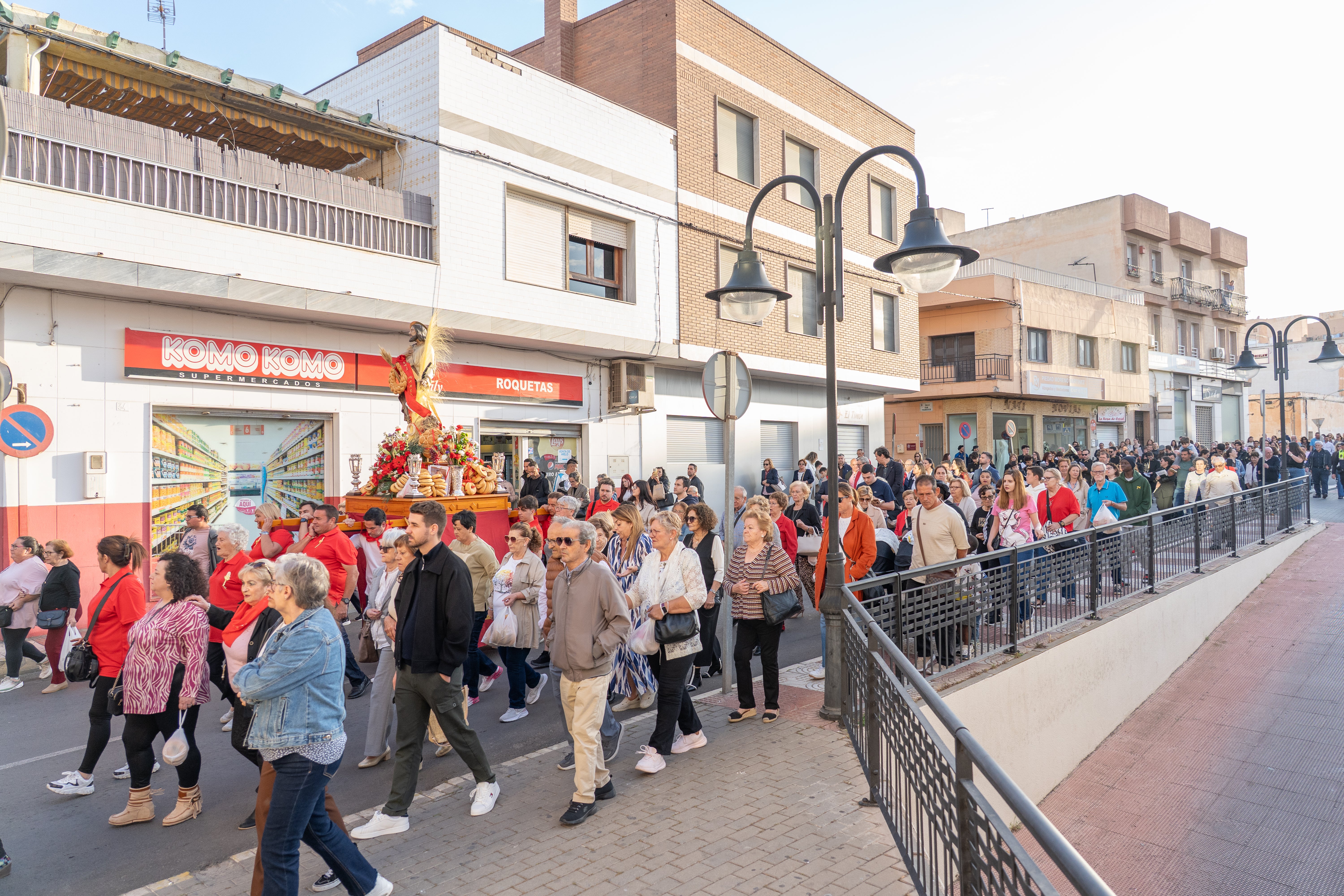 San Marcos recorre en procesión las principales calles de Roquetas, en imágenes