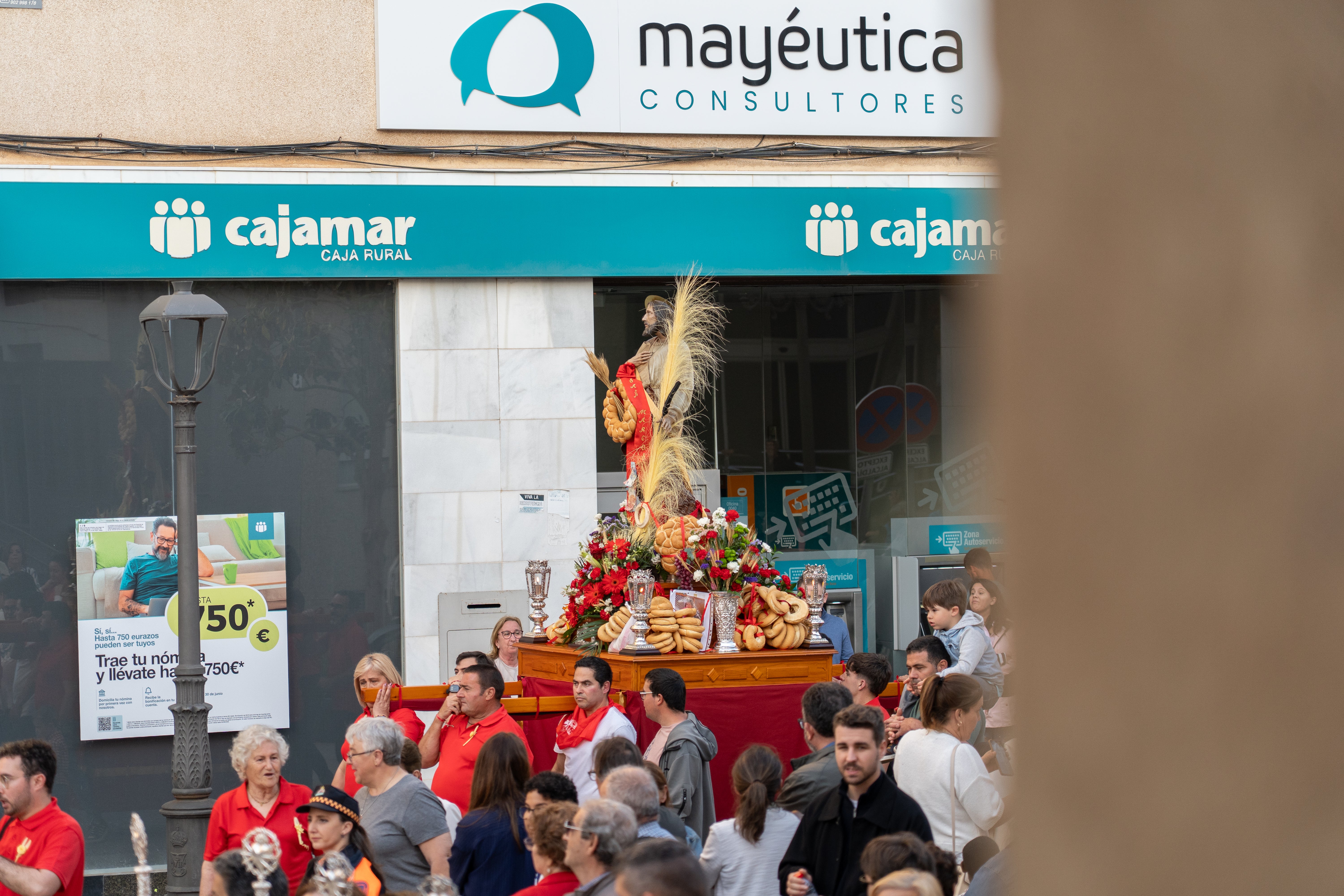 San Marcos recorre en procesión las principales calles de Roquetas, en imágenes