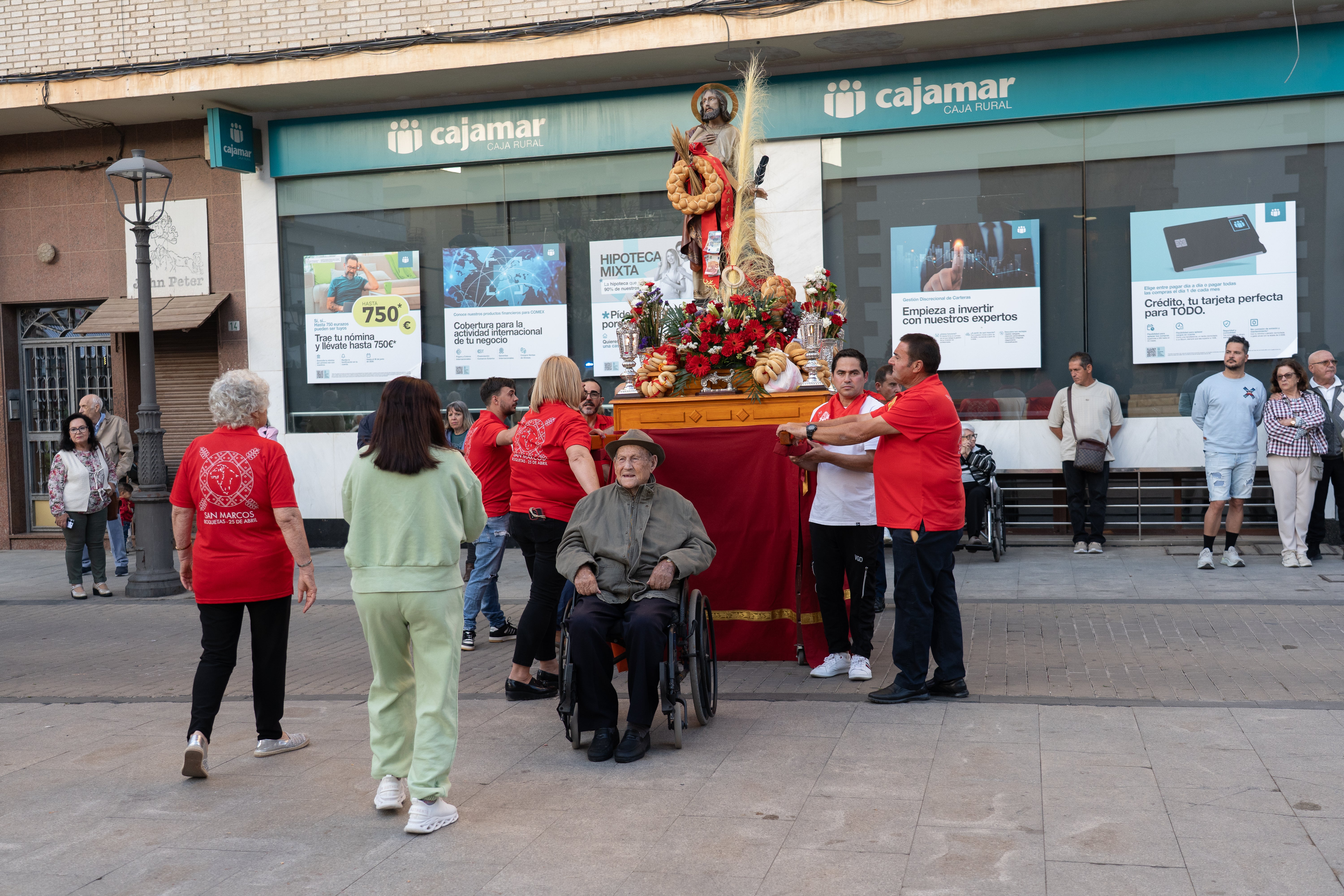 San Marcos recorre en procesión las principales calles de Roquetas, en imágenes