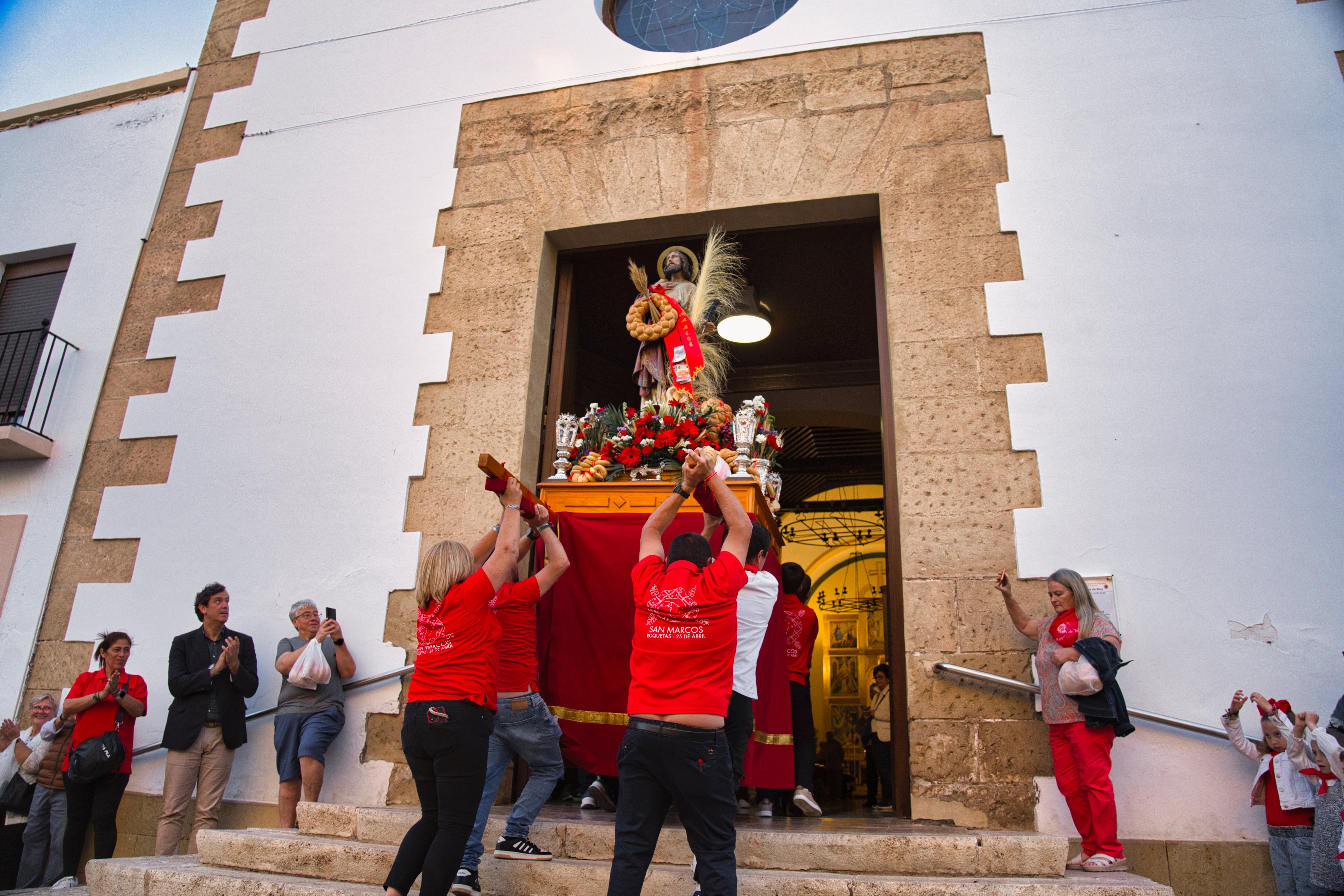 San Marcos recorre en procesión las principales calles de Roquetas, en imágenes