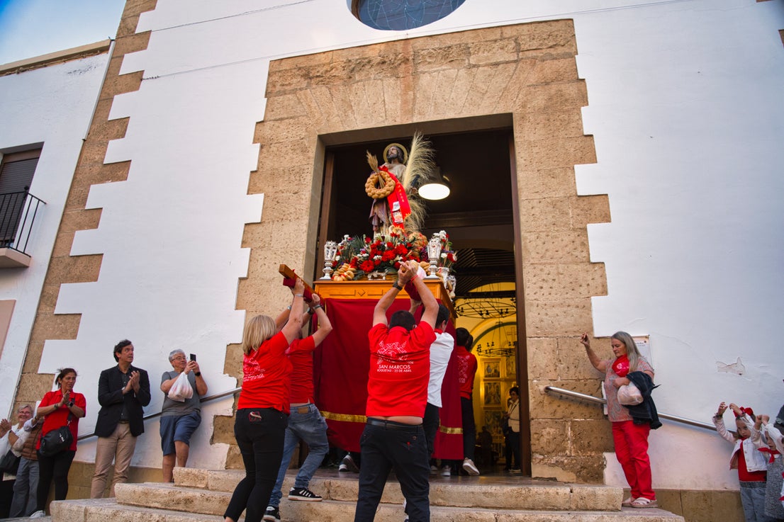 San Marcos recorre en procesión las principales calles de Roquetas, en imágenes