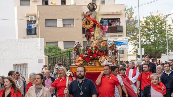 San Marcos recorre en procesión las principales calles de Roquetas, en imágenes