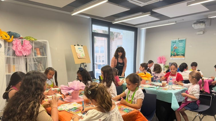 Niños de Roquetas pintan paisajes submarinos imaginarios en un taller creativo en el Aula del Mar