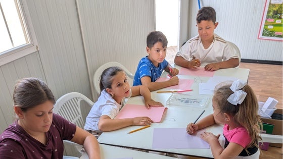 Los niños de la comunidad gitana de Vícar celebran con manualidades el Día de la Madre