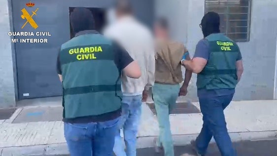 Entran a una gasolinera de Roquetas y amordazan a la dependienta para robar dinero y móviles