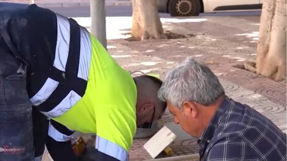Roquetas realiza trabajos de accesibilidad en la Plaza Manos Unidas