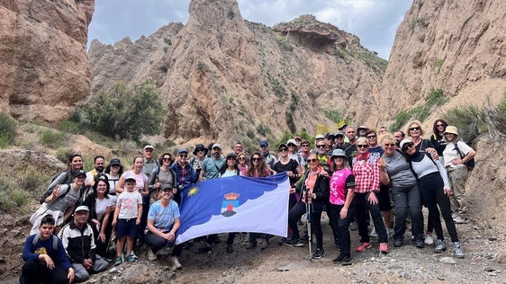 Senderistas de Roquetas recorren el Cordel de la Solana, en Alboloduy