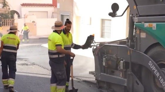 Roquetas renueva el firme de zonas cercanas al Puerto