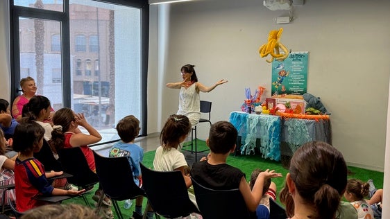 Jóvenes descubren las leyendas de Roquetas en el Aula del Mar