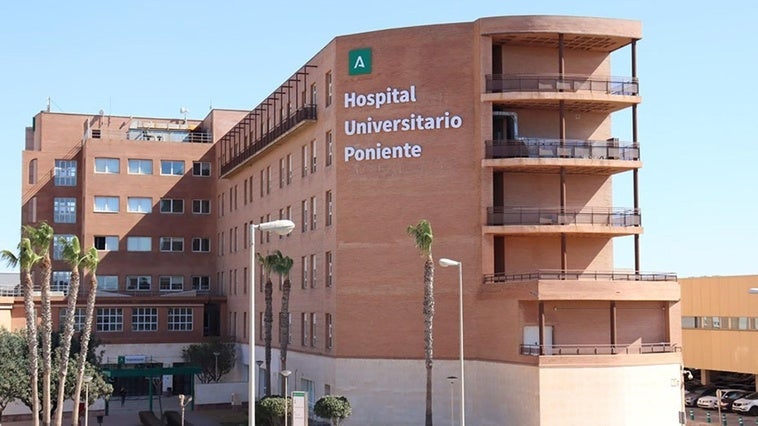 Cuatro heridos tras chocar contra una farola y volcar de madrugada en Roquetas