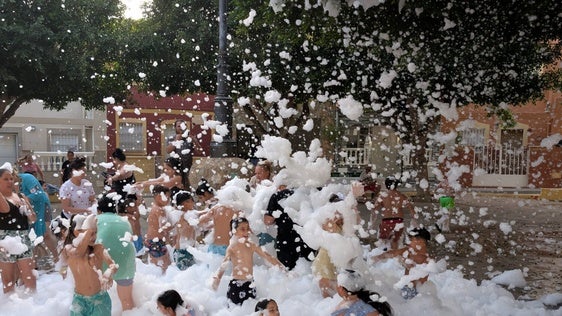 La comunidad gitana celebra el verano con una Fiesta del agua para los más jóvenes