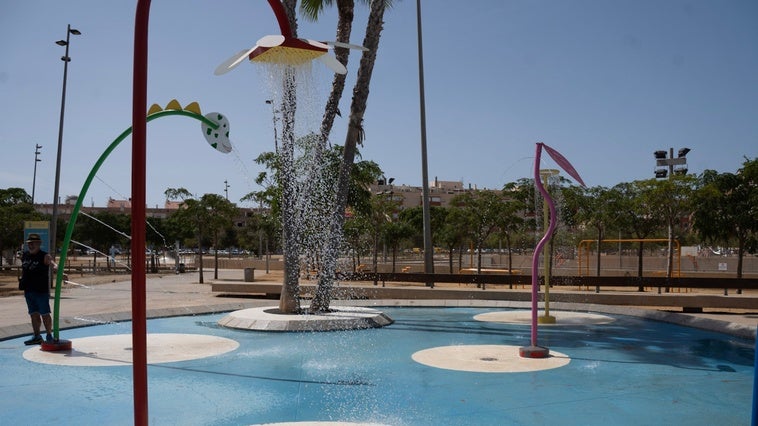 Roquetas pone a punto las fuentes de baño de la ciudad