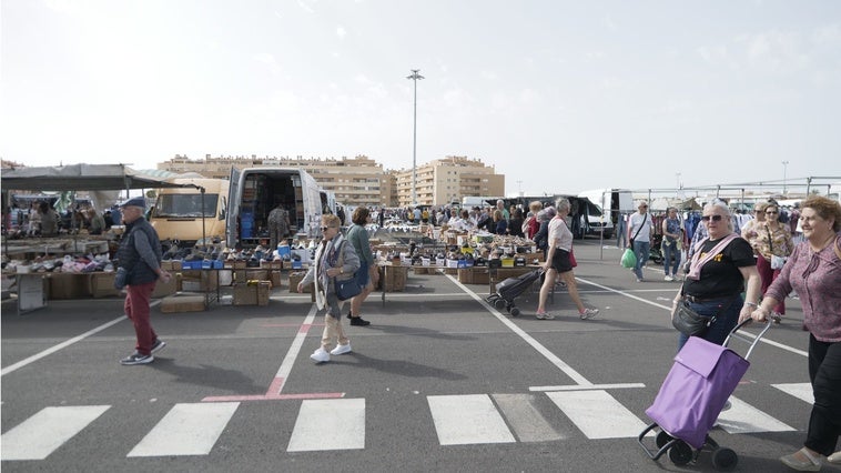 Roquetas adjudica 29 puestos para la venta ambulante en el mercadillo de los jueves