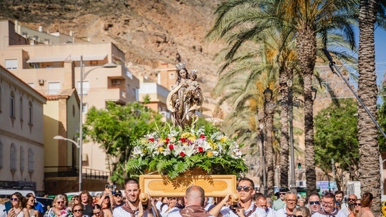 Carrozas, maratón y procesión de la Virgen del Carmen por las Fiestas de Aguadulce
