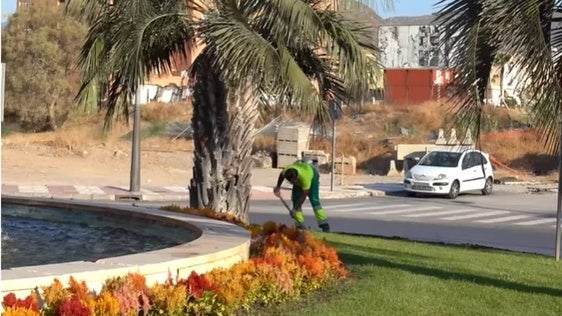Roquetas realiza trabajos de jardinería en Aguadulce