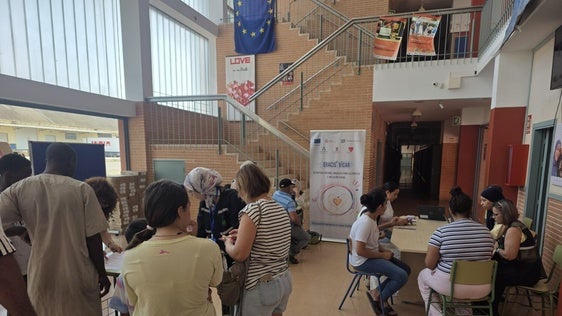 El equipo Eracis ayuda a 120 familias de Vícar a formalizar su matriculación en institutos
