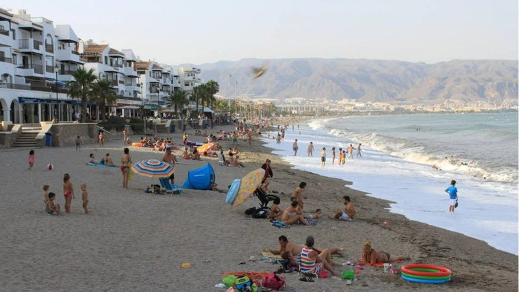 Roquetas organiza un taller donde los más peques se convierten en los guardianes de las playas