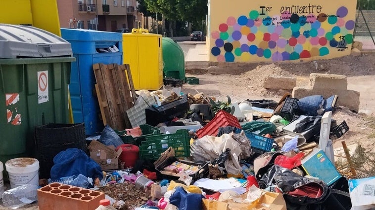 Vícar intensifica la lucha contra los infractores de la basura