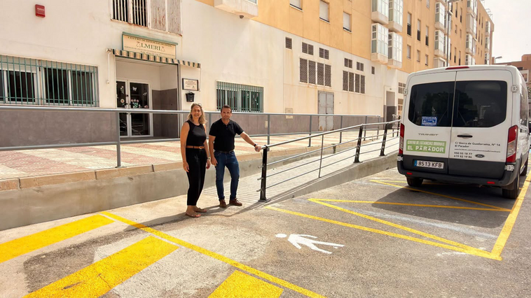 Roquetas finaliza los trabajos de mejora de acera en la calle Sierra de Guadarrama